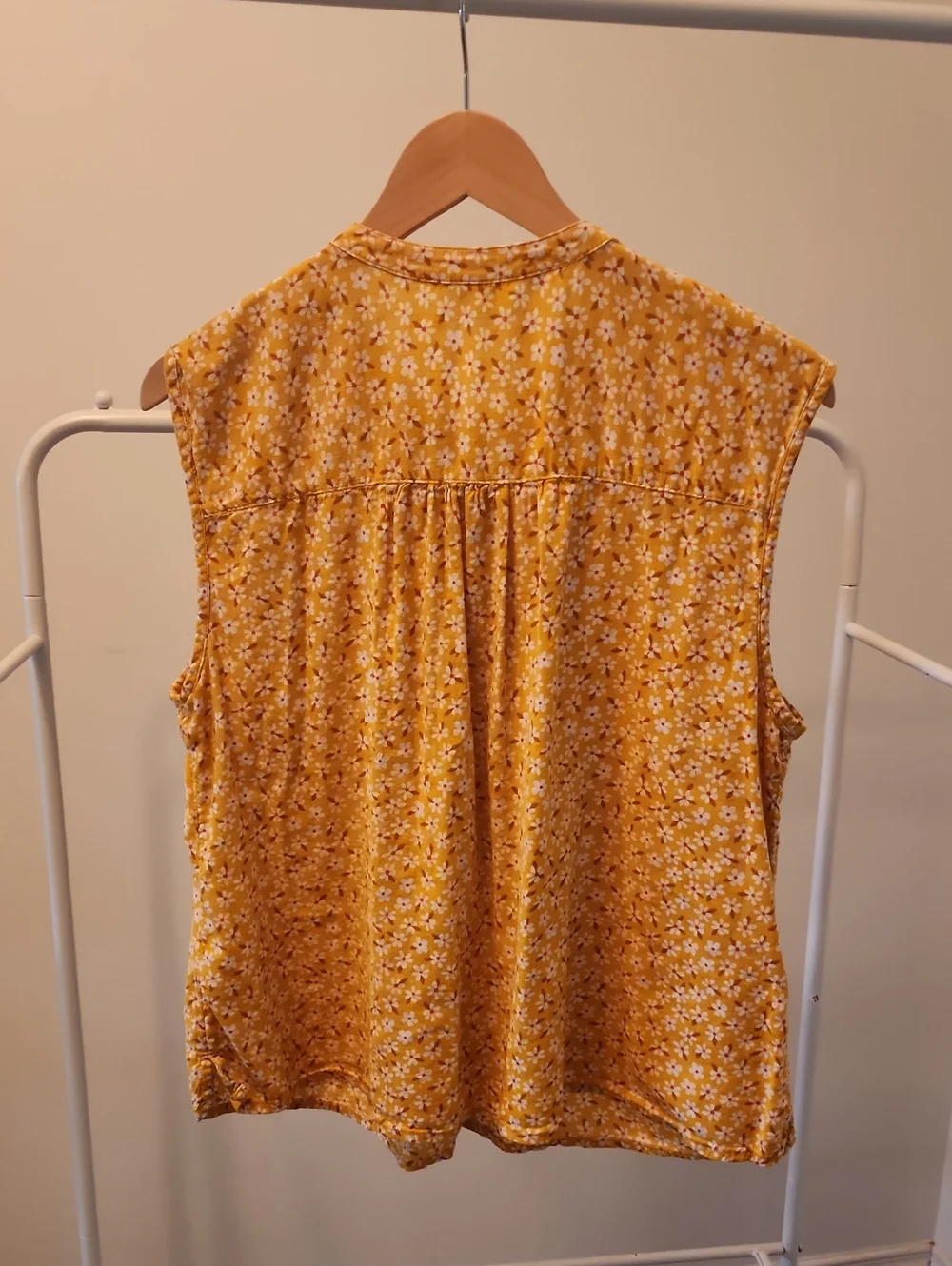 Old Navy Flowered Tank Top - Picture 2 of 5
